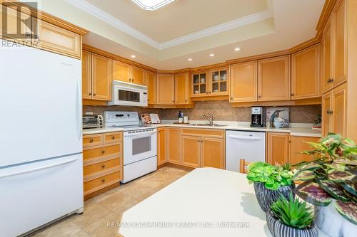 406 - 1201 Northshore Boulevard, Burlington, ON - Indoor Photo Showing Kitchen