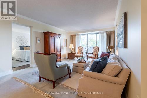 406 - 1201 Northshore Boulevard, Burlington, ON - Indoor Photo Showing Living Room