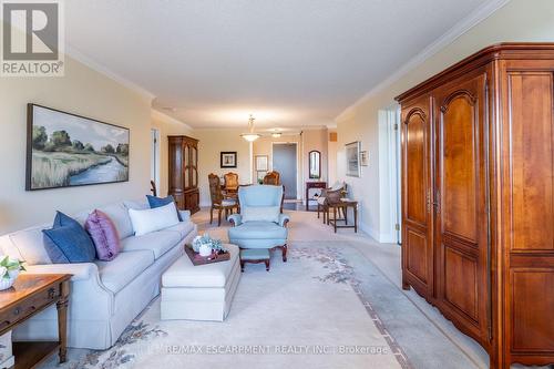 406 - 1201 Northshore Boulevard, Burlington, ON - Indoor Photo Showing Living Room