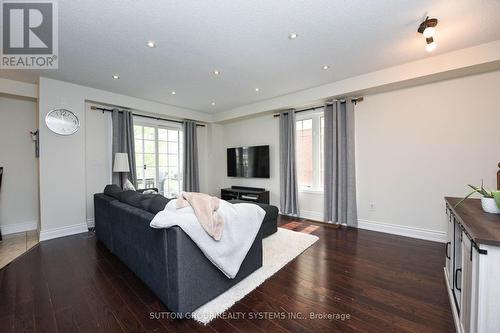 92 - 620 Ferguson Drive, Milton, ON - Indoor Photo Showing Living Room