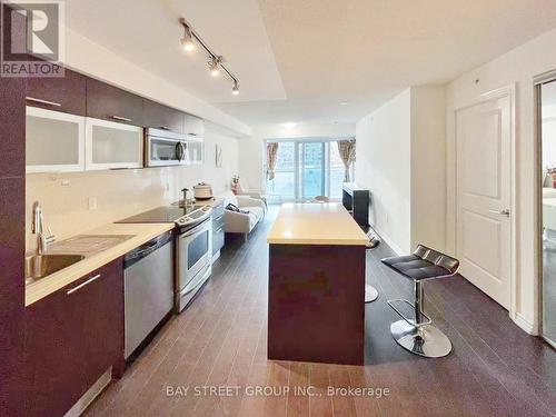 720 - 386 Yonge Street, Toronto, ON - Indoor Photo Showing Kitchen With Upgraded Kitchen