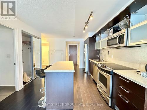 720 - 386 Yonge Street, Toronto, ON - Indoor Photo Showing Kitchen