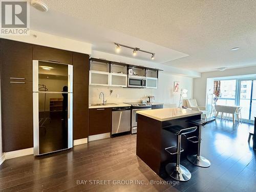 720 - 386 Yonge Street, Toronto, ON - Indoor Photo Showing Kitchen