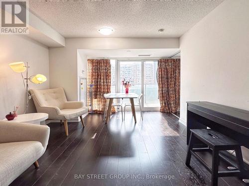 720 - 386 Yonge Street, Toronto, ON - Indoor Photo Showing Living Room