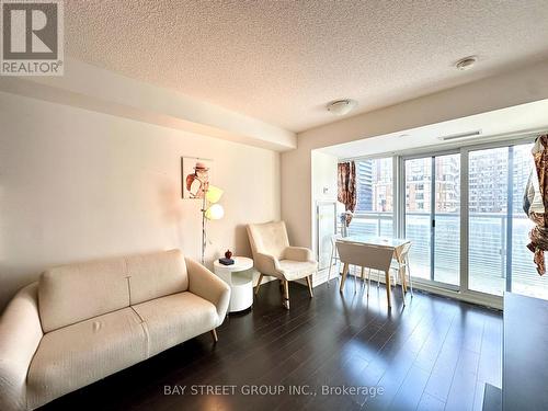 720 - 386 Yonge Street, Toronto, ON - Indoor Photo Showing Living Room