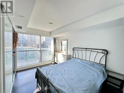 720 - 386 Yonge Street, Toronto, ON - Indoor Photo Showing Bedroom