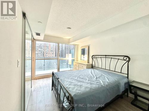 720 - 386 Yonge Street, Toronto, ON - Indoor Photo Showing Bedroom