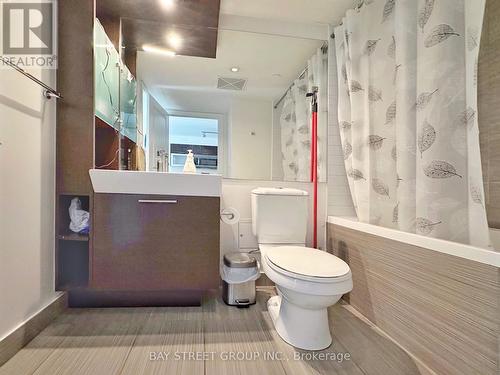 720 - 386 Yonge Street, Toronto, ON - Indoor Photo Showing Bathroom