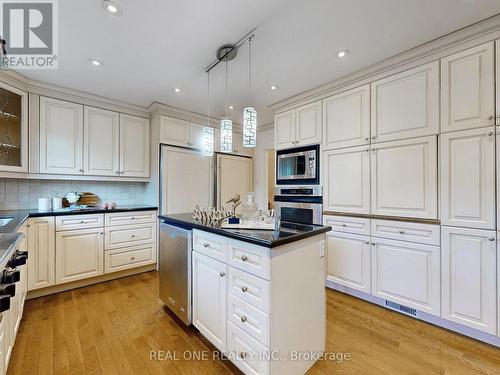 6 Morewood Crescent, Toronto, ON - Indoor Photo Showing Kitchen With Upgraded Kitchen