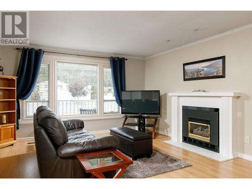 3172 Webber Road, West Kelowna, BC - Indoor Photo Showing Living Room With Fireplace