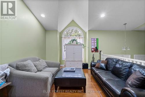 8 Elgin Street, Newbury, ON - Indoor Photo Showing Living Room