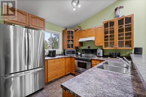 8 Elgin Street, Newbury, ON - Indoor Photo Showing Kitchen With Double Sink