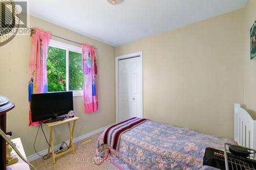 8 Elgin Street, Newbury, ON - Indoor Photo Showing Bedroom