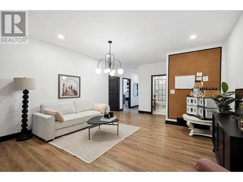 2137 Carmi Road, Penticton, BC - Indoor Photo Showing Living Room