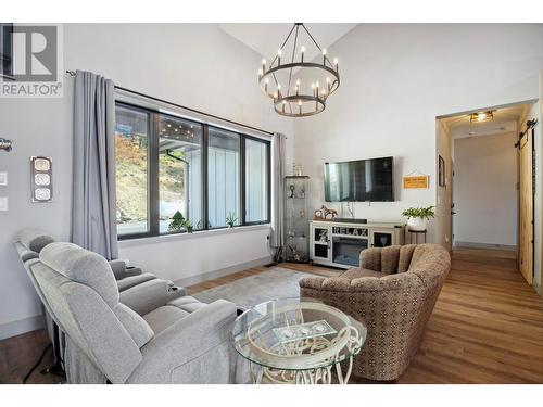 2137 Carmi Road, Penticton, BC - Indoor Photo Showing Living Room