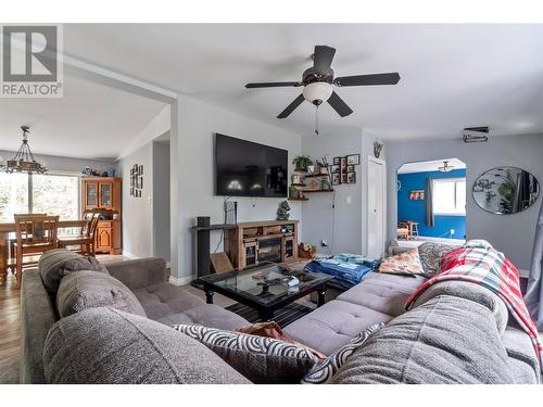 668 Mobley Road, Tappen, BC - Indoor Photo Showing Living Room