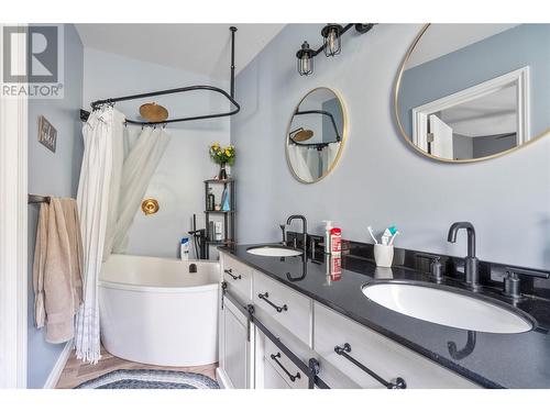 668 Mobley Road, Tappen, BC - Indoor Photo Showing Bathroom