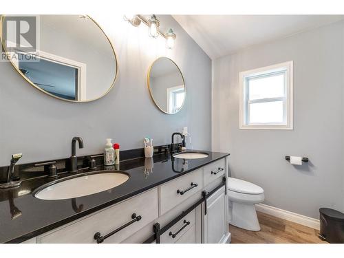 668 Mobley Road, Tappen, BC - Indoor Photo Showing Bathroom