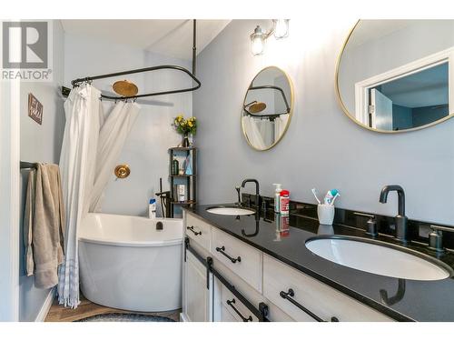 668 Mobley Road, Tappen, BC - Indoor Photo Showing Bathroom