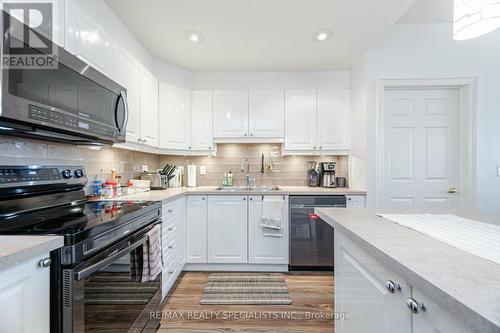 210 - 399 Elizabeth Street, Burlington, ON - Indoor Photo Showing Kitchen