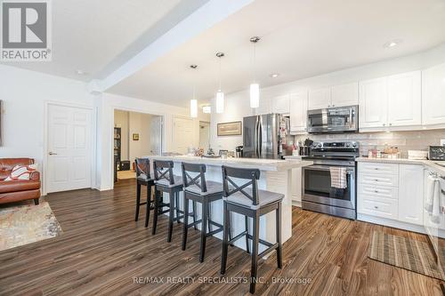 210 - 399 Elizabeth Street, Burlington, ON - Indoor Photo Showing Kitchen With Upgraded Kitchen