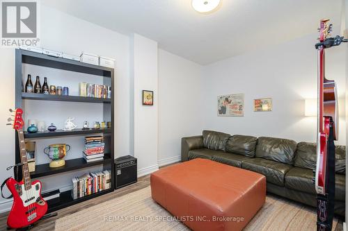 210 - 399 Elizabeth Street, Burlington, ON - Indoor Photo Showing Living Room