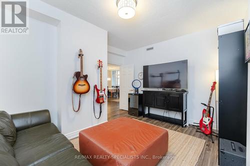 210 - 399 Elizabeth Street, Burlington, ON - Indoor Photo Showing Living Room