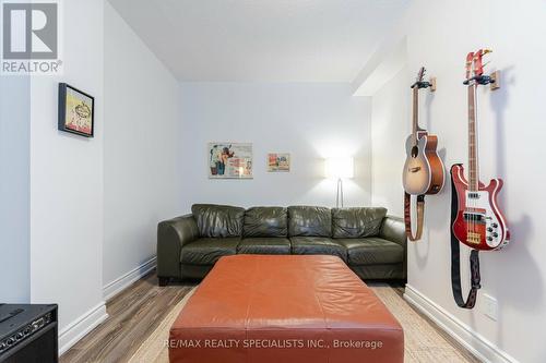 210 - 399 Elizabeth Street, Burlington, ON - Indoor Photo Showing Living Room