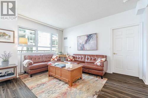 210 - 399 Elizabeth Street, Burlington, ON - Indoor Photo Showing Living Room