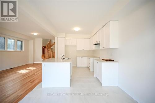 377 Provident Way, Hamilton, ON - Indoor Photo Showing Kitchen