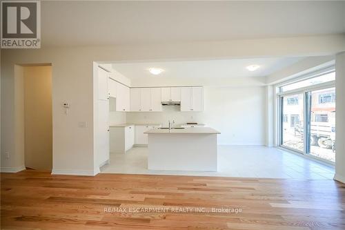 377 Provident Way, Hamilton, ON - Indoor Photo Showing Kitchen