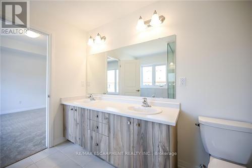 377 Provident Way, Hamilton, ON - Indoor Photo Showing Bathroom