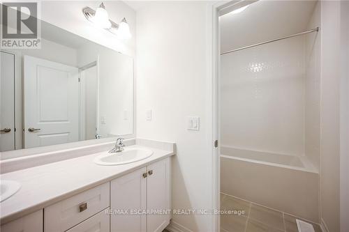 377 Provident Way, Hamilton, ON - Indoor Photo Showing Bathroom