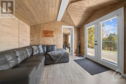 6037 Centennial Drive, Greater Madawaska, ON - Indoor Photo Showing Living Room