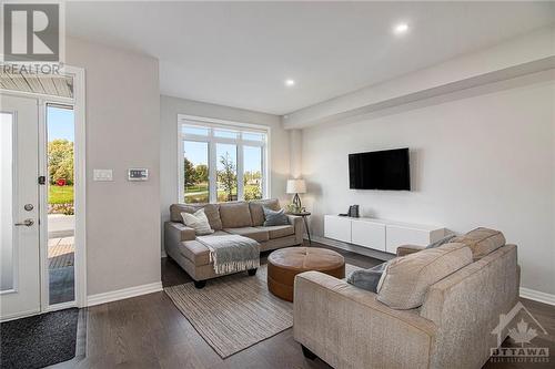 646 Mikinak Road, Ottawa, ON - Indoor Photo Showing Living Room