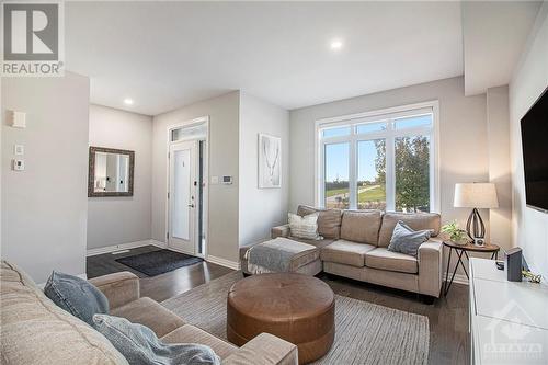 646 Mikinak Road, Ottawa, ON - Indoor Photo Showing Living Room