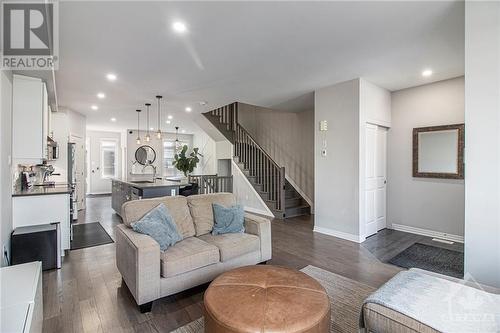 646 Mikinak Road, Ottawa, ON - Indoor Photo Showing Living Room