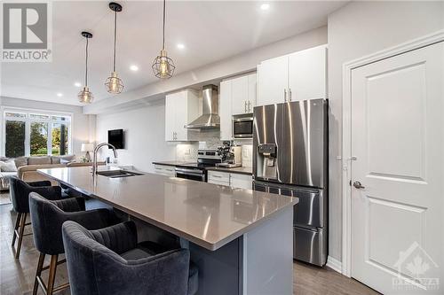 646 Mikinak Road, Ottawa, ON - Indoor Photo Showing Kitchen With Double Sink With Upgraded Kitchen