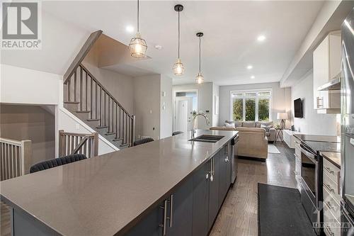 646 Mikinak Road, Ottawa, ON - Indoor Photo Showing Kitchen With Double Sink With Upgraded Kitchen