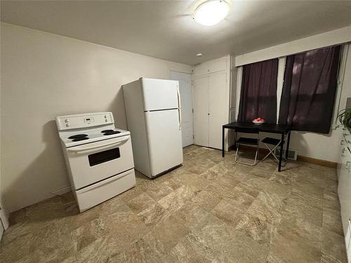 22 10Th Street Sw, Portage La Prairie, MB - Indoor Photo Showing Kitchen