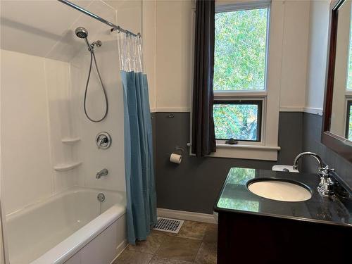 22 10Th Street Sw, Portage La Prairie, MB - Indoor Photo Showing Bathroom