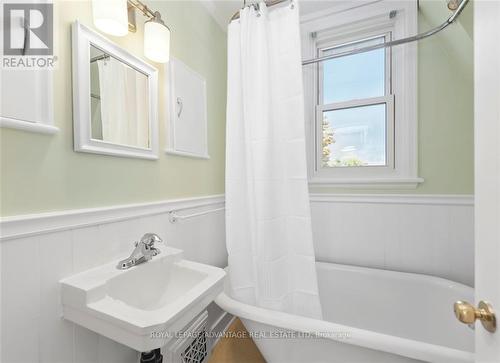 3 Clyde Street, Perth, ON - Indoor Photo Showing Bathroom