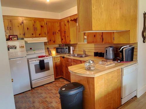 Kitchen - 2 Rue Fraser, Matapédia, QC - Indoor Photo Showing Kitchen With Double Sink