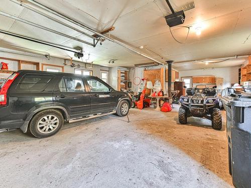 Garage - 44 Ch. Paquette, Val-Des-Lacs, QC - Indoor Photo Showing Garage