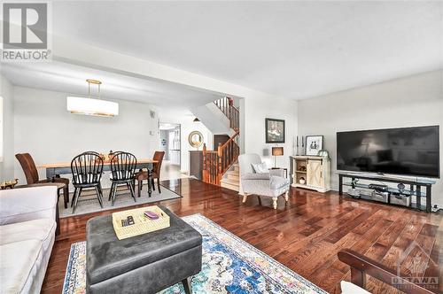 6165 Oak Meadows Drive, Ottawa, ON - Indoor Photo Showing Living Room