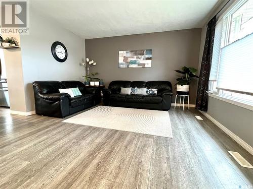 621 Central Avenue S, Swift Current, SK - Indoor Photo Showing Living Room