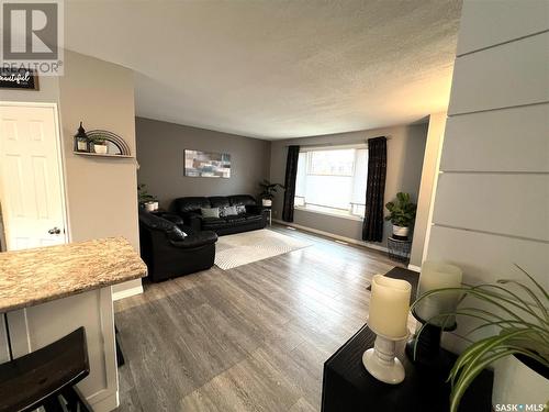 621 Central Avenue S, Swift Current, SK - Indoor Photo Showing Living Room