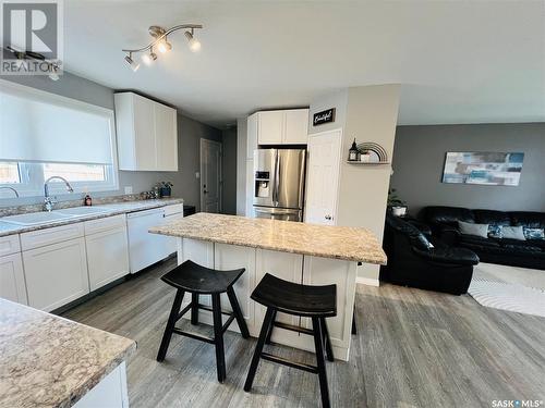 621 Central Avenue S, Swift Current, SK - Indoor Photo Showing Kitchen With Upgraded Kitchen