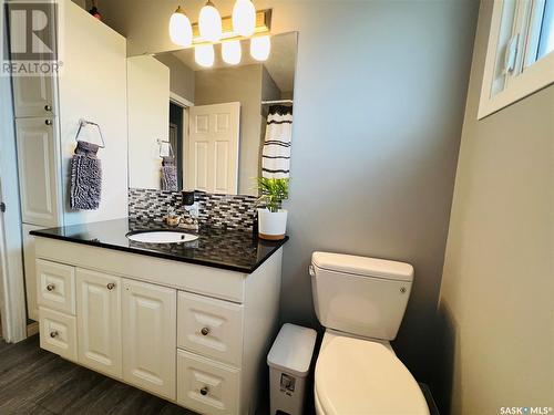 621 Central Avenue S, Swift Current, SK - Indoor Photo Showing Bathroom