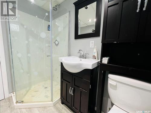 621 Central Avenue S, Swift Current, SK - Indoor Photo Showing Bathroom